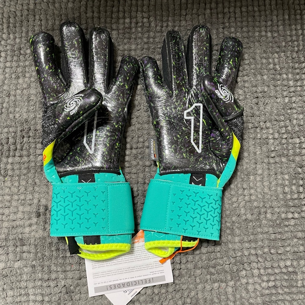 Soccer gloves